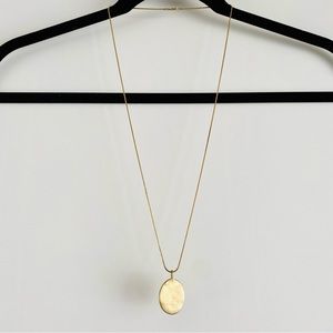 Gold pendant necklace